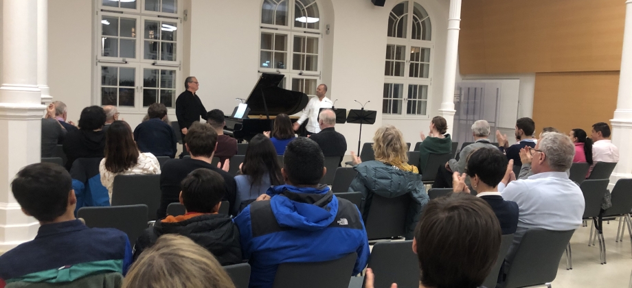 Profesor de flauta colombiano ofrece concierto inolvidable en la Universidad de Música y Artes Dramáticas de Viena gracias a alianza académica y cultural