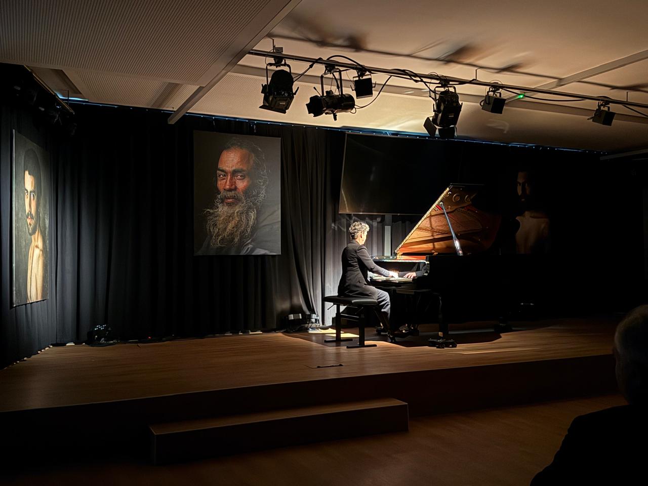 Reflejos de Macondo en Viena: impactantes fotografías de Óscar Perfer se fusionan con la extraordinaria interpretación de la pianista María José de Bustos