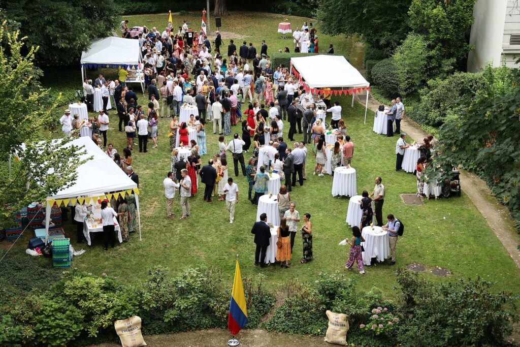 Embajada en Austria celebró el Día Nacional de Colombia en los jardines de la residencia