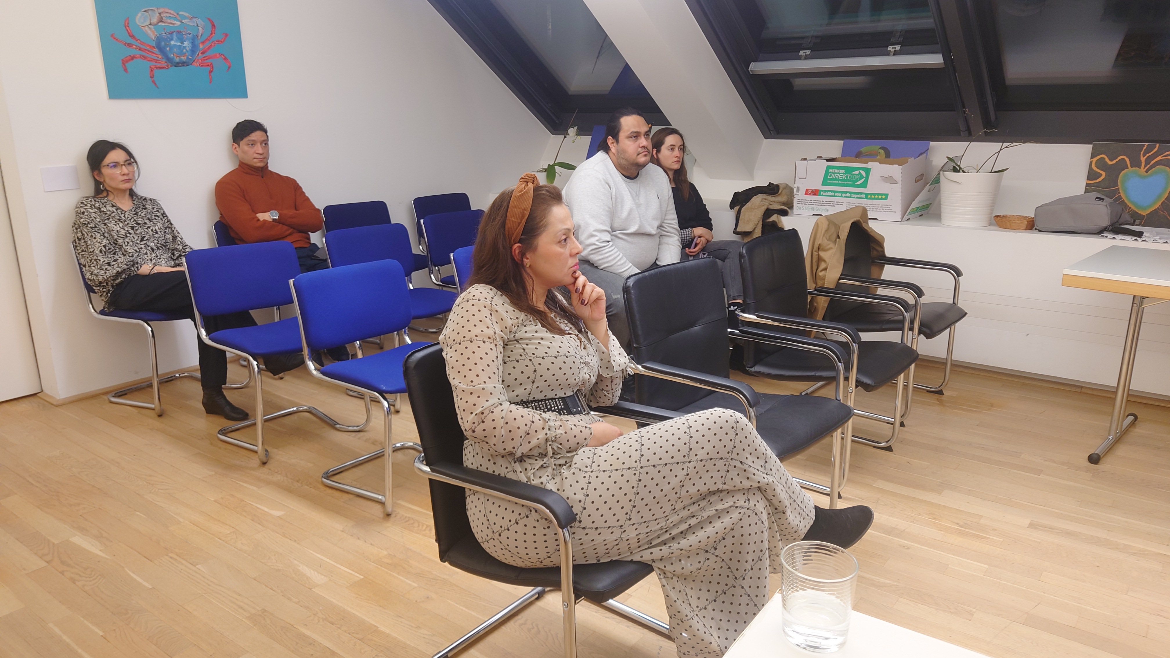 Viena (Austria), diciembre de 2025 - El jueves 11 de diciembre de 2025, en el Consulado de Colombia en Viena se llevó a cabo una charla informativa sobre el Sistema de Pensiones en Austria, dirigida a la comunidad colombiana residente en el país. La actividad se desarrolló de manera presencial y virtual y contó con la participación de 13 personas, 5 de forma presencial y 8 de manera virtual.  Durante la sesión, expertos invitados explicaron aspectos fundamentales del sistema pensional austriaco, incluyendo 