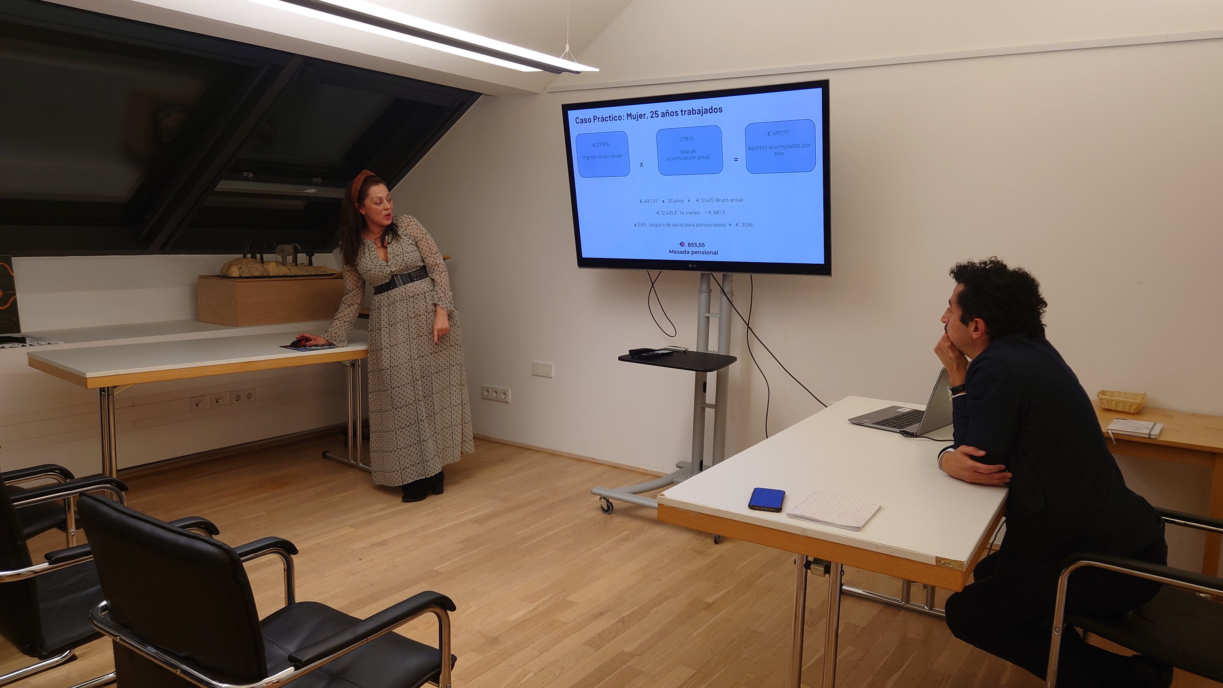 Viena (Austria), diciembre de 2025 - El jueves 11 de diciembre de 2025, en el Consulado de Colombia en Viena se llevó a cabo una charla informativa sobre el Sistema de Pensiones en Austria, dirigida a la comunidad colombiana residente en el país. La actividad se desarrolló de manera presencial y virtual y contó con la participación de 13 personas, 5 de forma presencial y 8 de manera virtual.  Durante la sesión, expertos invitados explicaron aspectos fundamentales del sistema pensional austriaco, incluyendo 