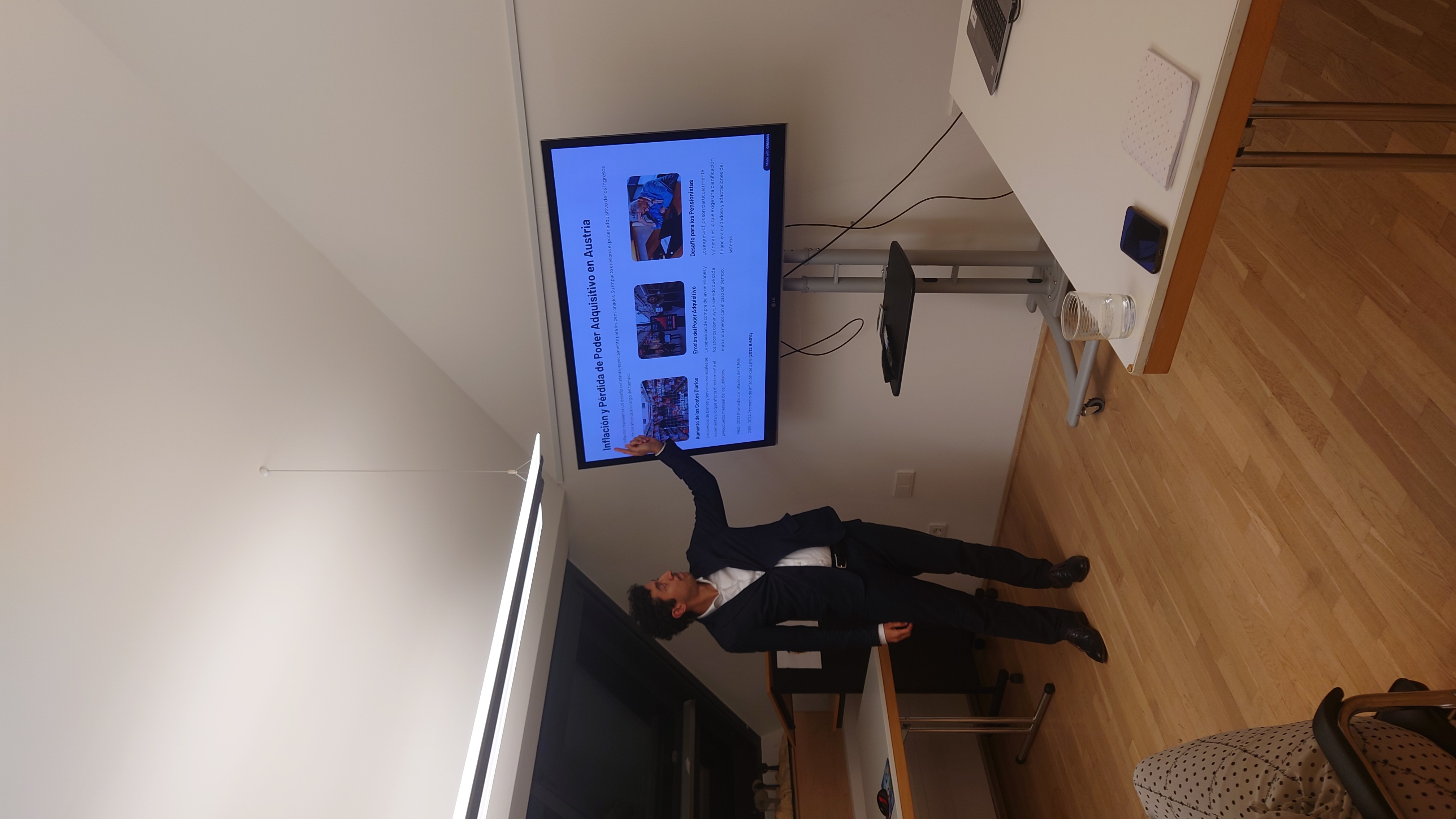 Viena (Austria), diciembre de 2025 - El jueves 11 de diciembre de 2025, en el Consulado de Colombia en Viena se llevó a cabo una charla informativa sobre el Sistema de Pensiones en Austria, dirigida a la comunidad colombiana residente en el país. La actividad se desarrolló de manera presencial y virtual y contó con la participación de 13 personas, 5 de forma presencial y 8 de manera virtual.  Durante la sesión, expertos invitados explicaron aspectos fundamentales del sistema pensional austriaco, incluyendo 