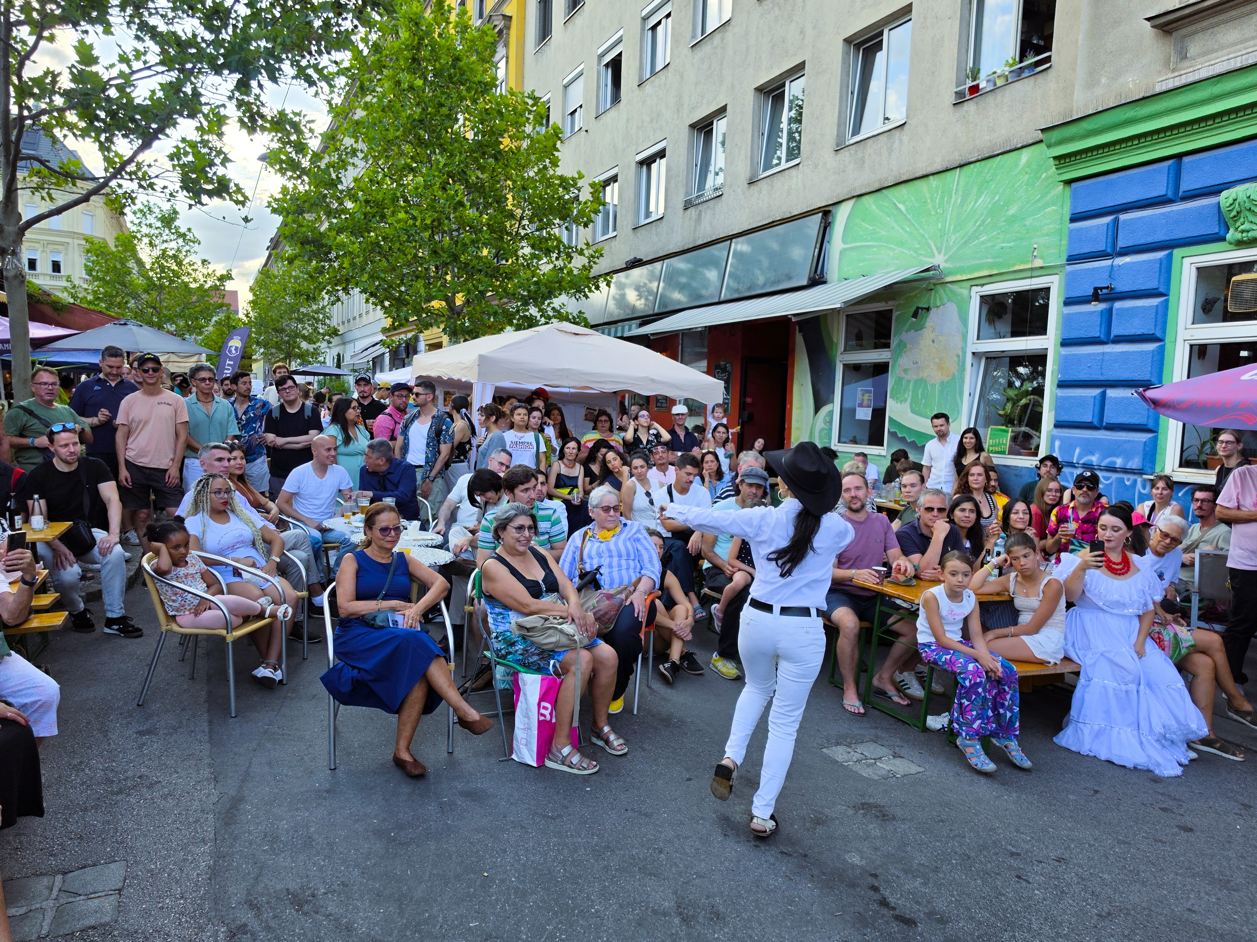 El Festival de Colombia, es una jornada dedicada a exaltar la riqueza cultural, artística y gastronómica del país y a fortalecer el intercambio intercultural con Austria