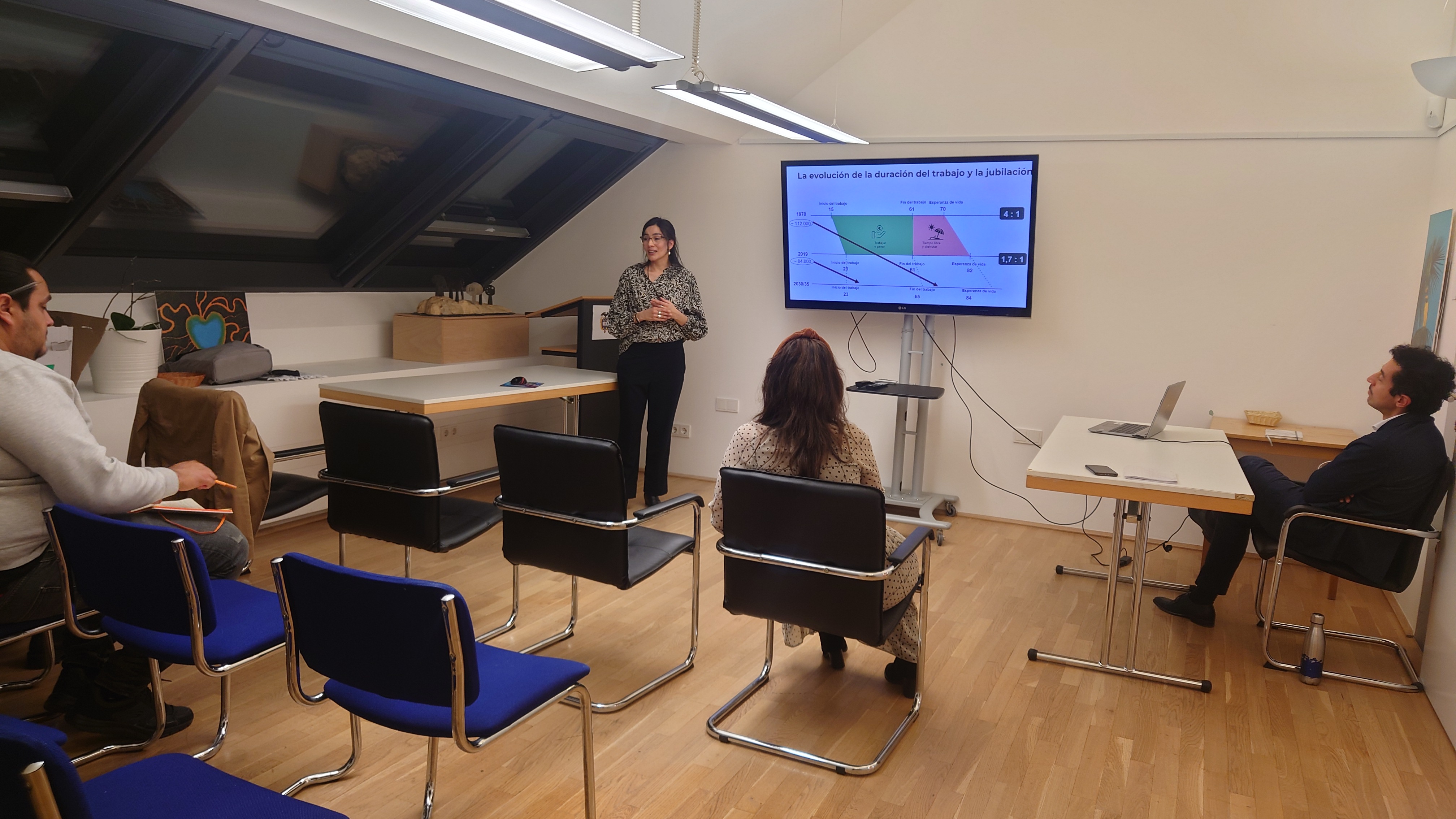 Viena (Austria), diciembre de 2025 - El jueves 11 de diciembre de 2025, en el Consulado de Colombia en Viena se llevó a cabo una charla informativa sobre el Sistema de Pensiones en Austria, dirigida a la comunidad colombiana residente en el país. La actividad se desarrolló de manera presencial y virtual y contó con la participación de 13 personas, 5 de forma presencial y 8 de manera virtual.  Durante la sesión, expertos invitados explicaron aspectos fundamentales del sistema pensional austriaco, incluyendo 