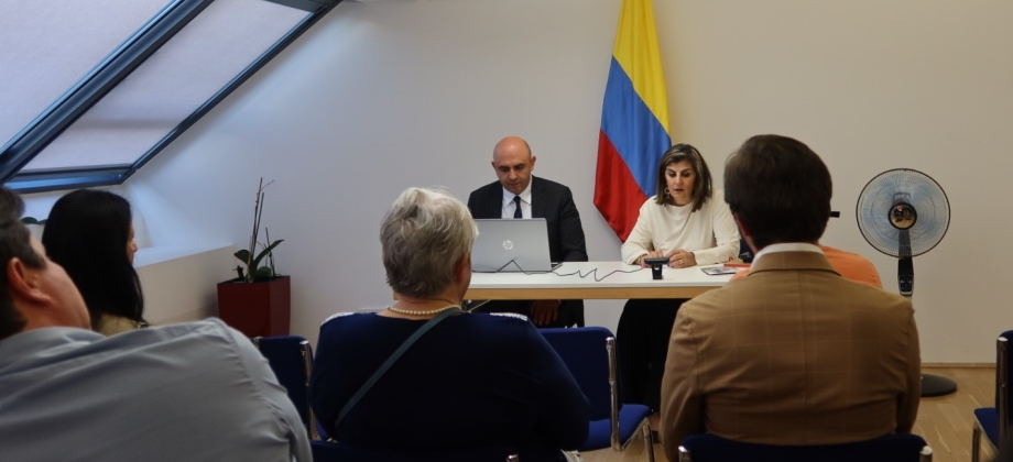  La Embajadora Laura Gil sostuvo su primer encuentro con la comunidad colombiana en Austria y sus concurrencias